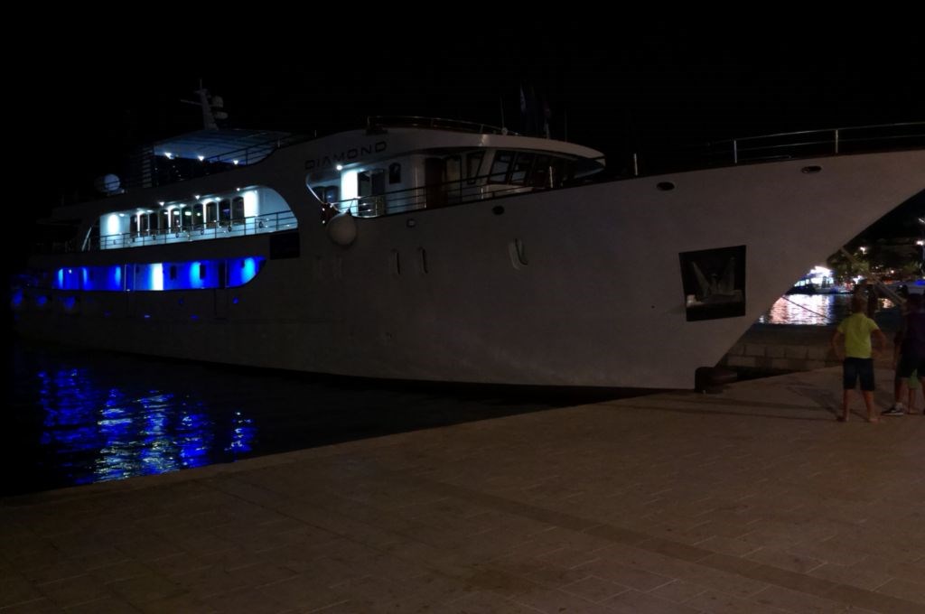 Ship by night, brod u noci na vezu