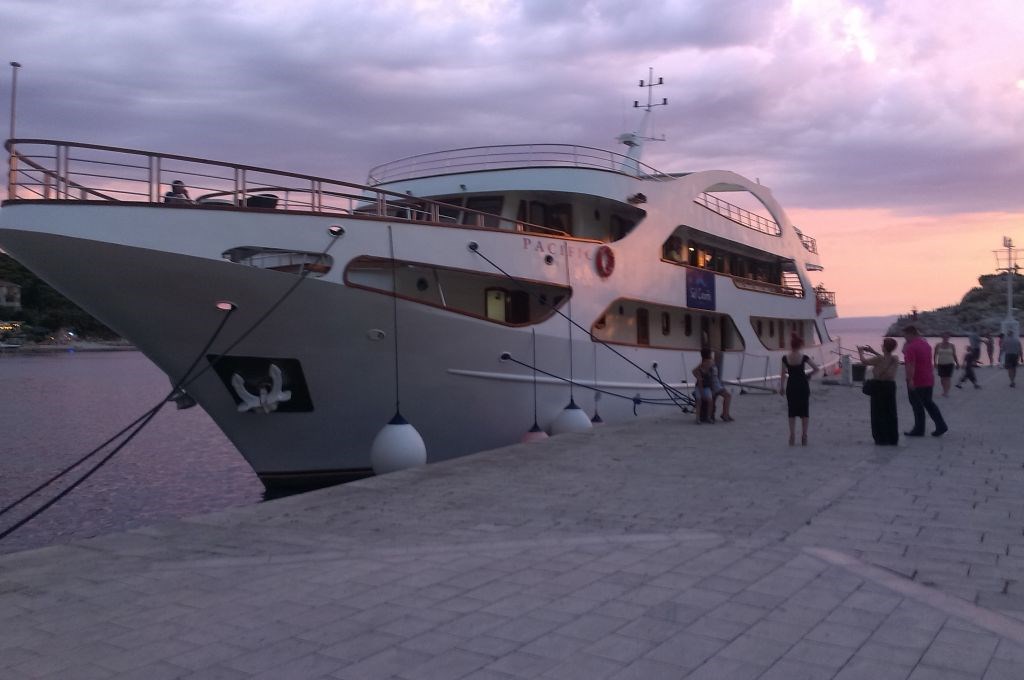 Brod na vezu u gradskoj luci Makarska 
