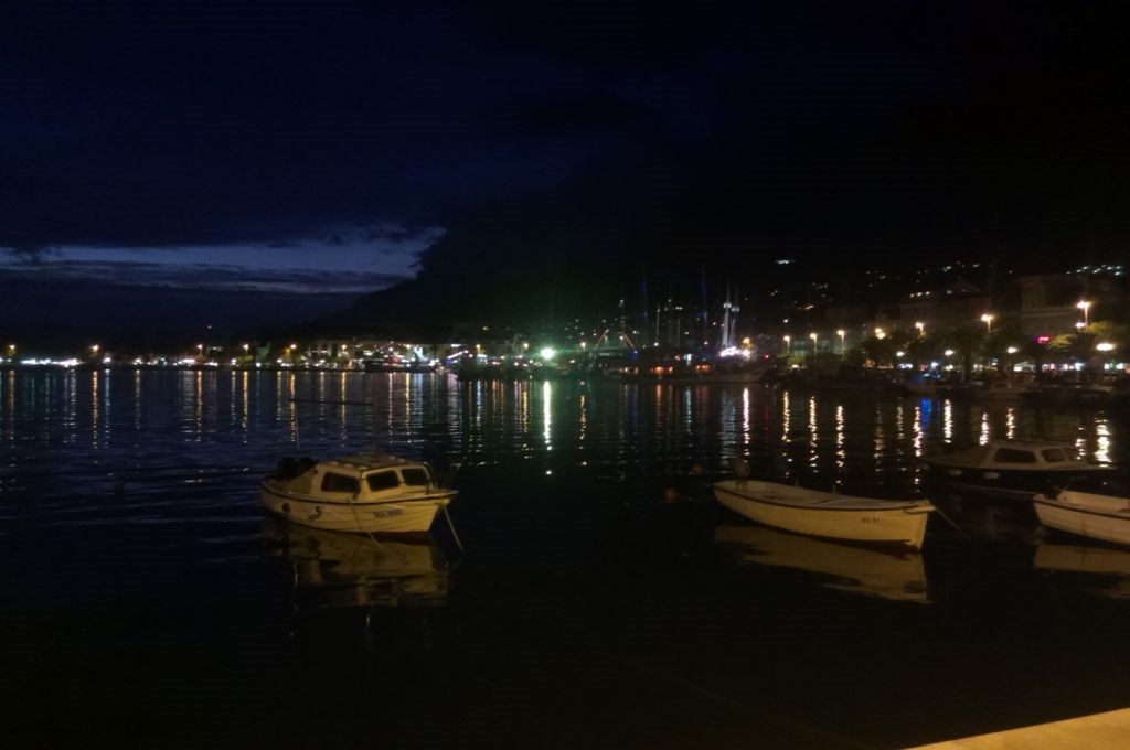 Noć na makarskoj rivi 