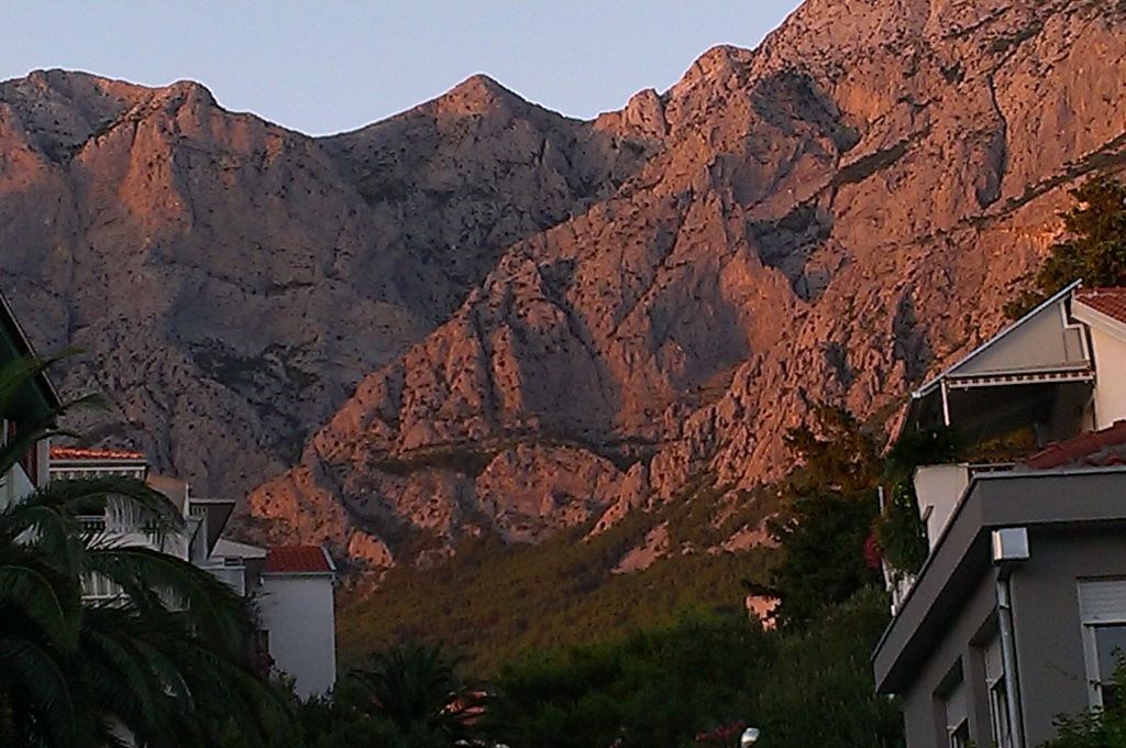 Pogled iz Makarske prema Biokovu | Fliiby