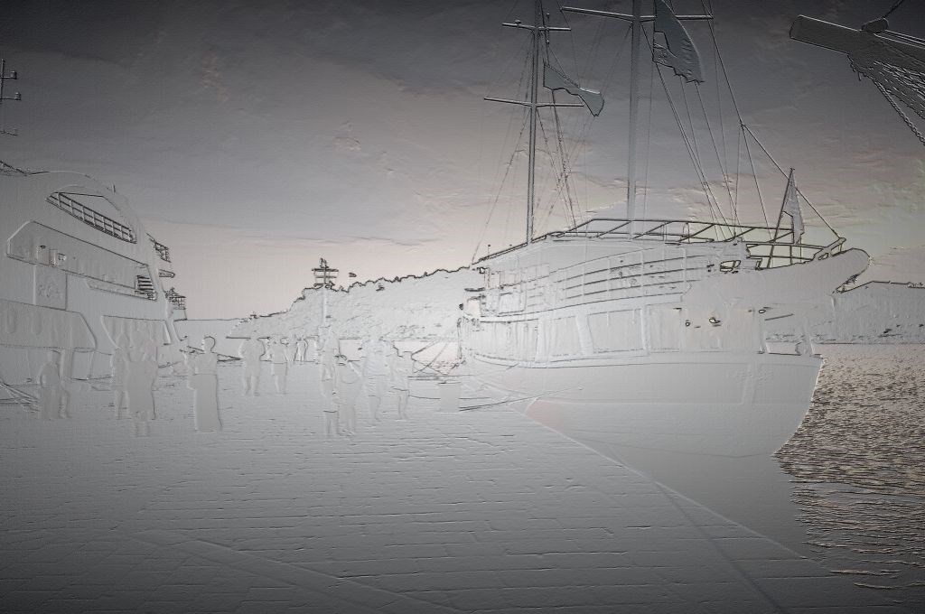 Brod na vezu u gradskoj luci Makarska