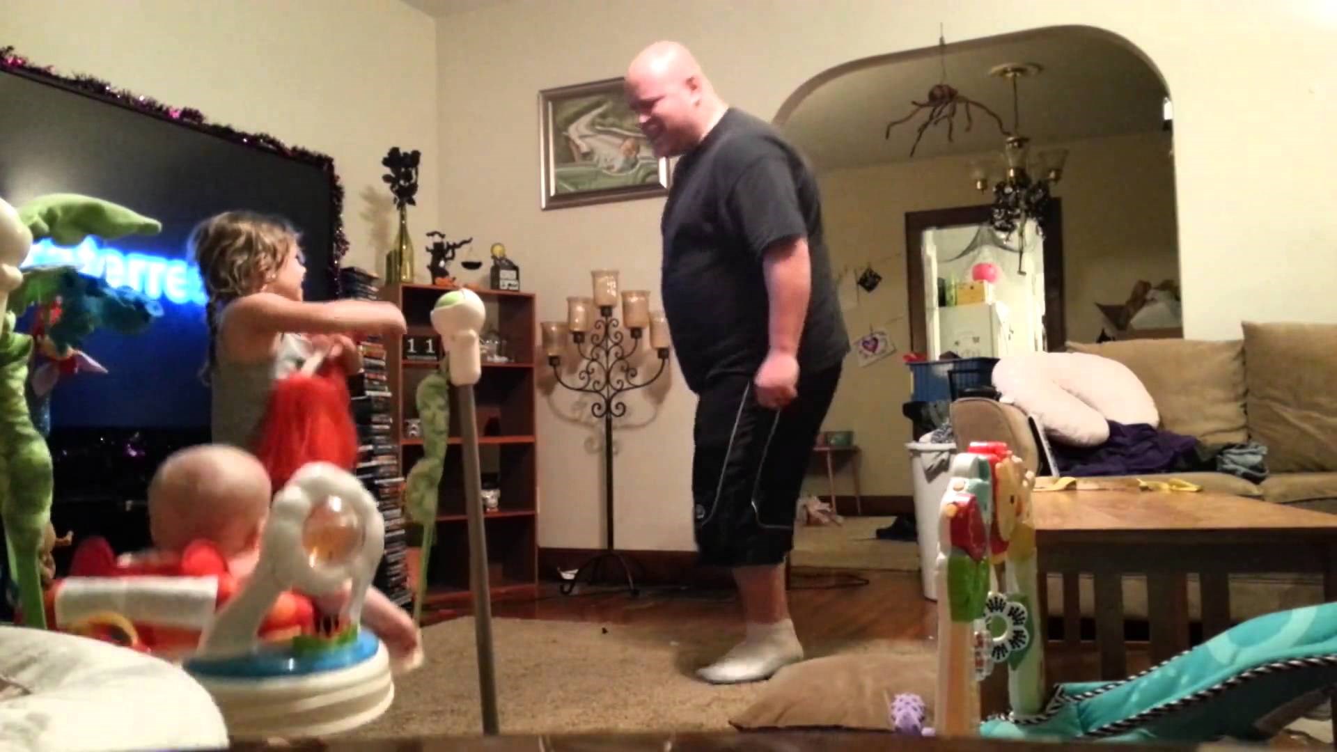 Ostavila je muža da čuva djecu: Postavila je skrivenu kameru i imala je šta da vidi.