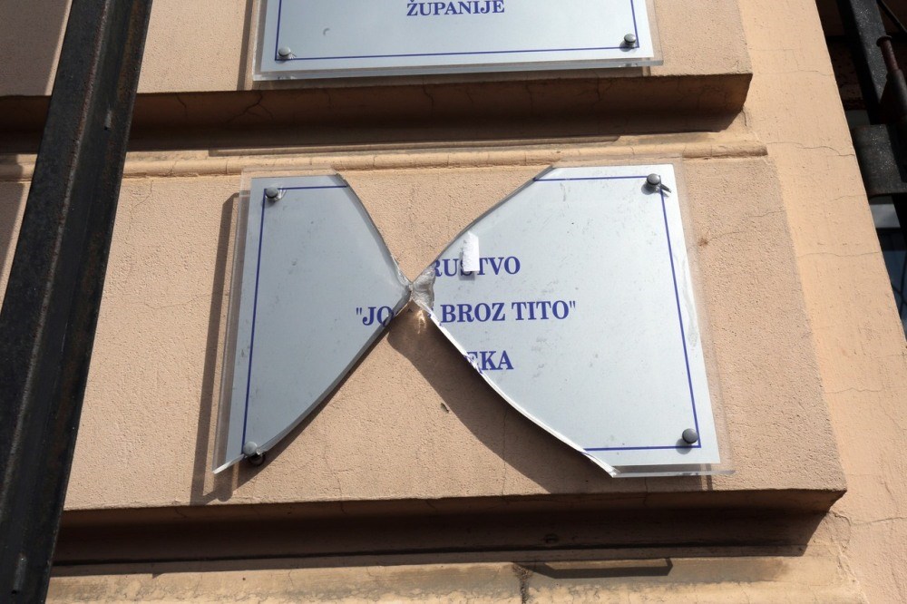 u nedostatku ćirilice i latinica dobro dođe..bitno da se nešto razbija..