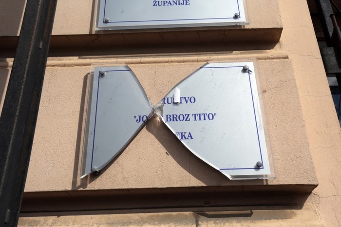 u nedostatku ćirilice i latinica dobro dođe..bitno da se nešto razbija..