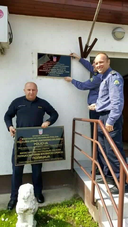 Skidanje ćirilice sa policijske postaje.jpg