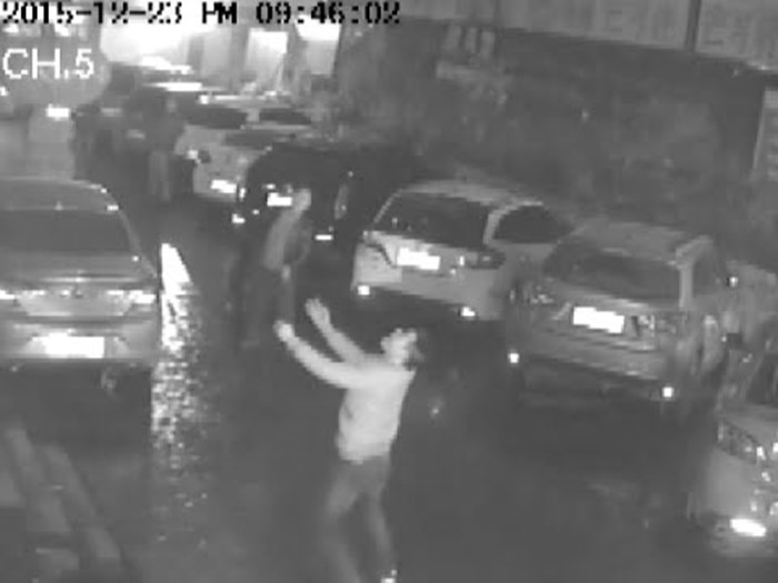UZNEMIRUJUĆI VIDEO: Hrabri mladić pokušao golim rukama uhvatiti ženu koja se bacila s 11. kata