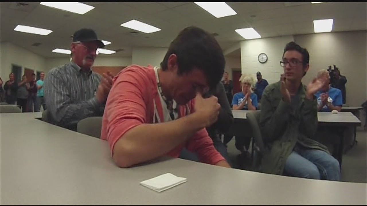 Sin poginulog policajca pokušava na aukciji kupiti tatin auto, ali...