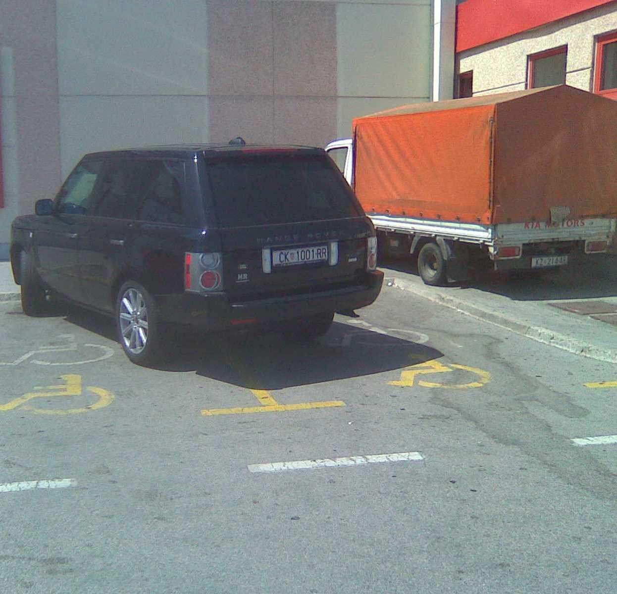 SELJAČINA NA PARKINGU