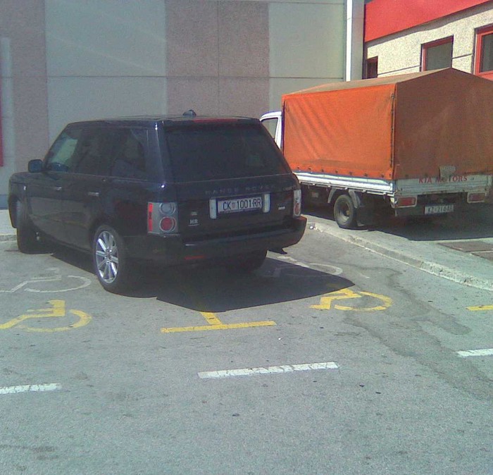 SELJAČINA NA PARKINGU