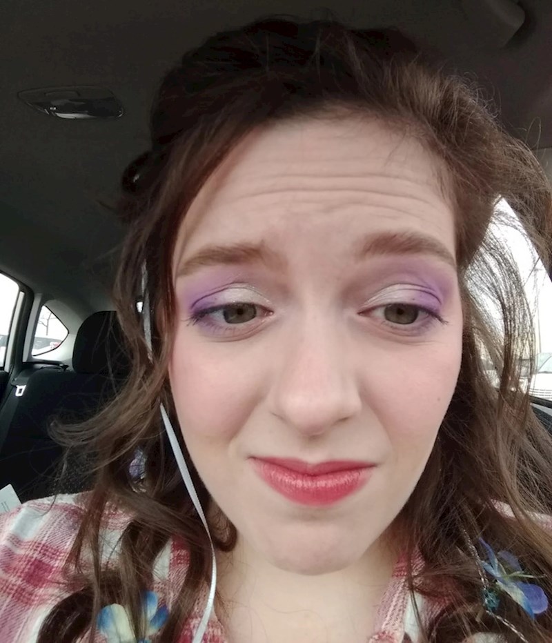 2. Tražila je da joj na kapke stave neke tople boje, a oni su se odlučili za ljubičastu. Napisala je da sad izgleda kao lutka u 1990-ima