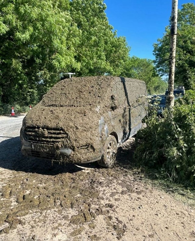 7. Nakon što su vlasnici farme vozača kombija nekoliko puta zamolili da se makne s njihovog ulaza, odlučili su uzeti stvar u svoje ruke i naučiti ga pameti