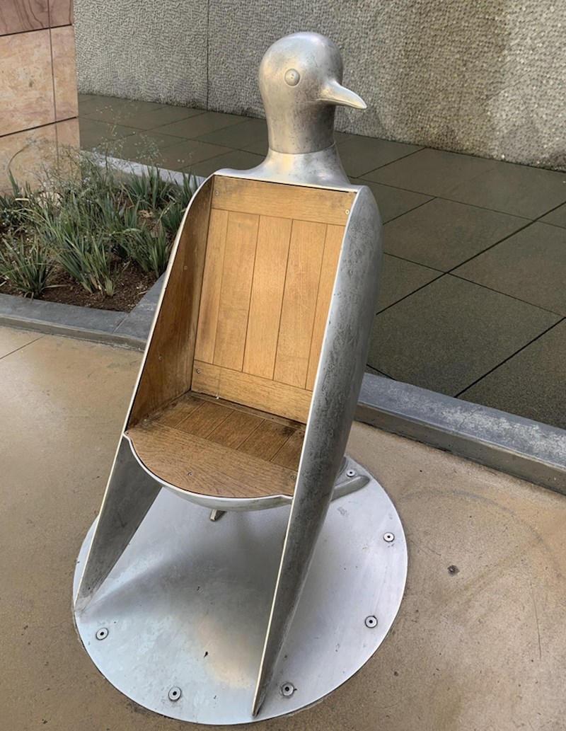 14. Stolac u parku u obliku ptice