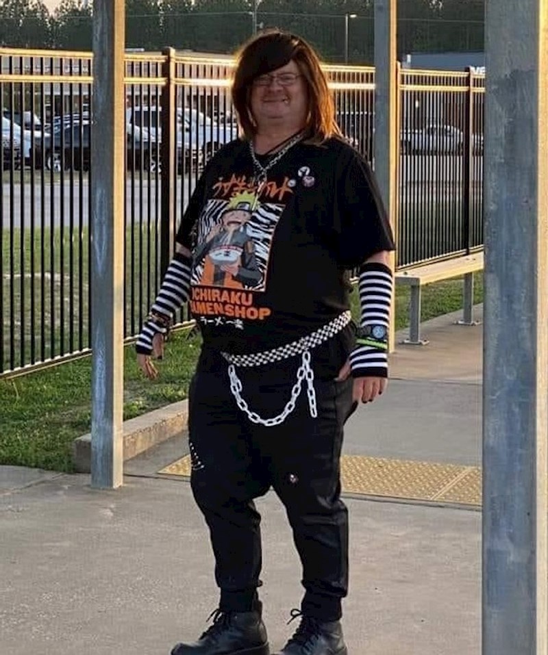 3. Djeca u jednoj školi su skupljala novac u dobrotvorne svrhe i kada su postigli rezultat kao nagradu su htjeli vidjeti profesora u emo izdanju 😂