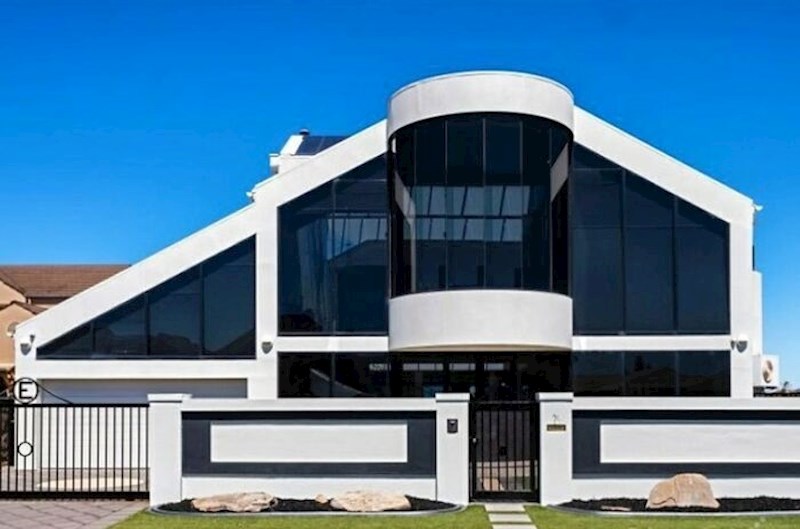 3. Netko je htio imati moderan dom, a završio je s nečim što nalikuje akvariju