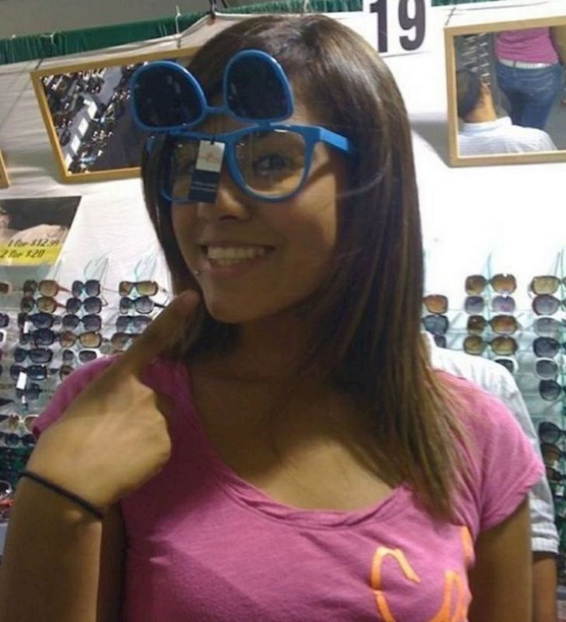 14. Ogledalo u pozadini...