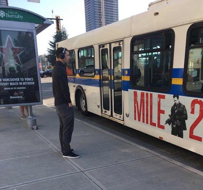 Ovaj muškarac je počistio smeće oko autobusne stanice dok je čekao da stigne bus