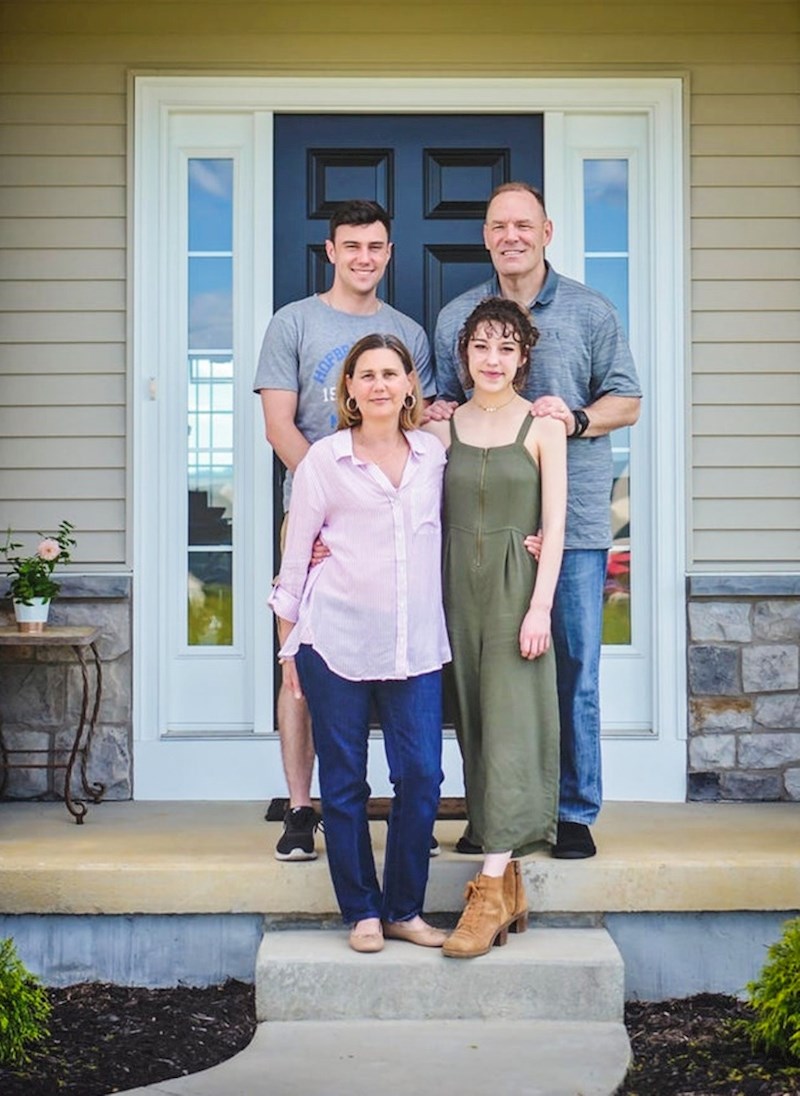 7. A ovdje se skriva jedna lukava mačka