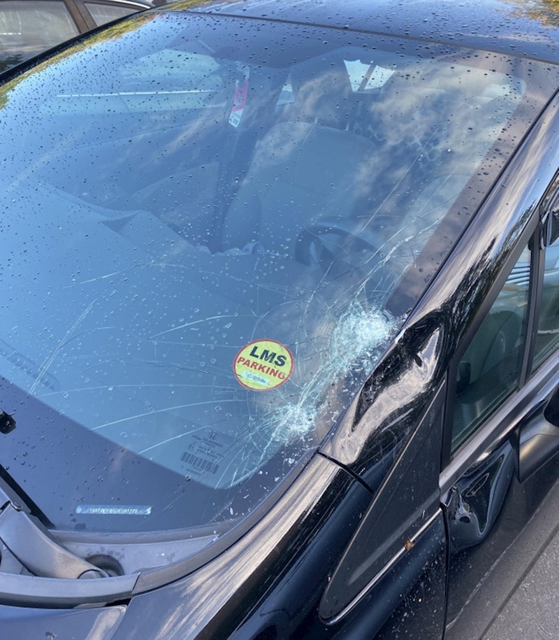 6. Susjedi su bacili smeće s balkona, direktno je završilo na autu. Nisu se ni ispričali, a kad ih je vlasnik tražio da plate popravak, rekli su da nema dokaz da su to oni učinili