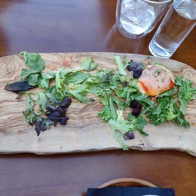 1. "Ovo je očito osmišljeno posebno za ljude koji se žele osjećati kao životinje dok jedu"