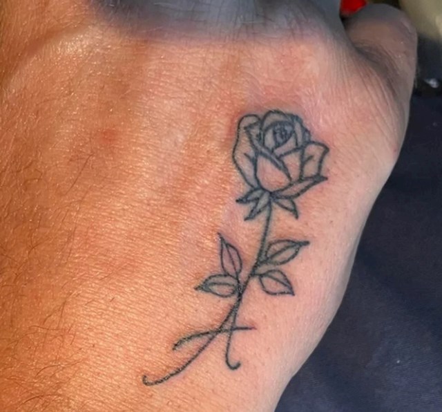 Suprug je odlučio tetovirati inicijal imena svoje žene na ruku, a dodao je i ružu