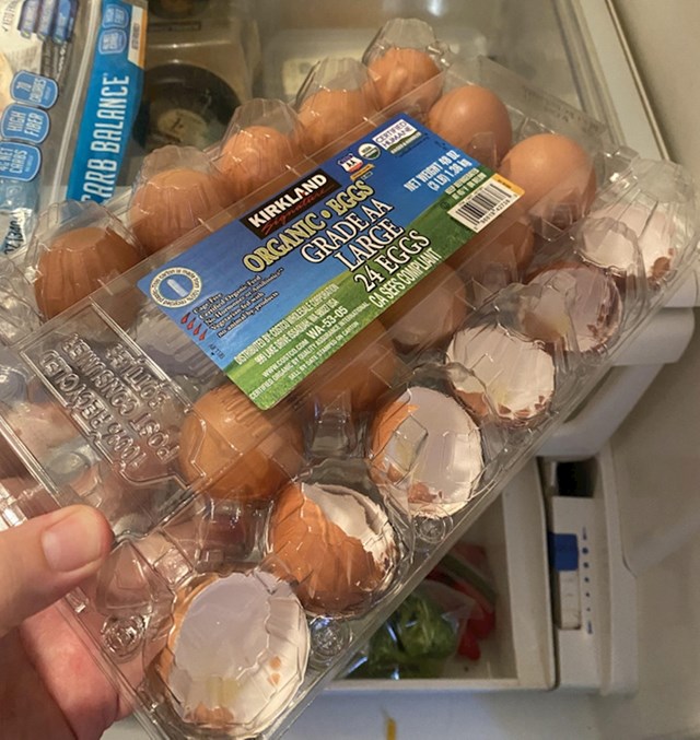 9. "Odbija bacati ljuske od jaja pa ih vraća u kutiju i onda cijeli frižider smrdi"
