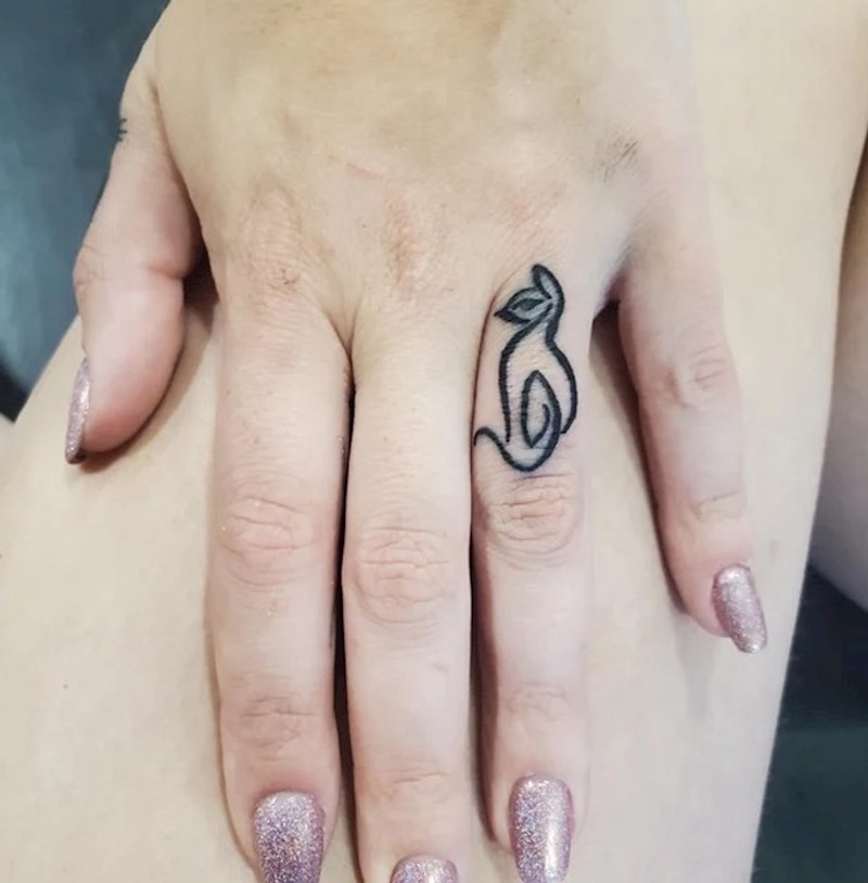 Žena je odlučila tetovirati maleni lik svoje mačke koju je izgubila u lipnju ove godine. U tintu tetovaže su ubacili nešto pepela pokojne životinje, tako da nikada ne napusti vlasnicu