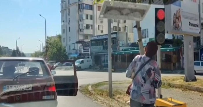 Nećete vjerovati što radi ova žena na semaforu negdje u Bugarskoj, prizor je pomalo bizaran