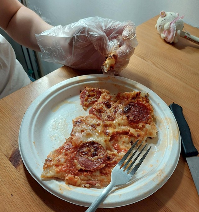 8. "Ima li još netko osim moje lude žene da ovako jede pizzu?"