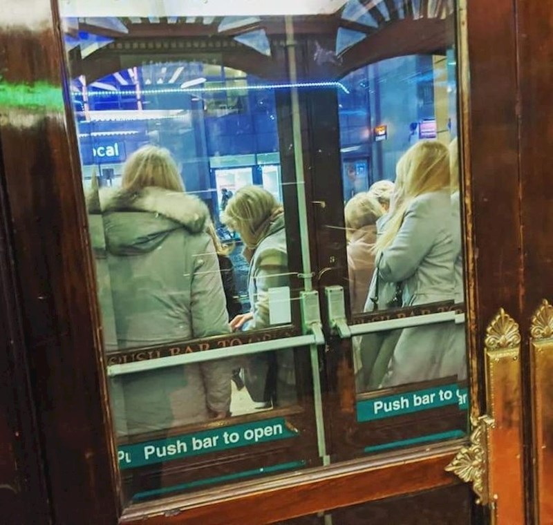 9. Muškarac je otišao s mamom u pub, a kad je ona otišla van i on ju krenuo tražiti nije znao koja je njegova mama...