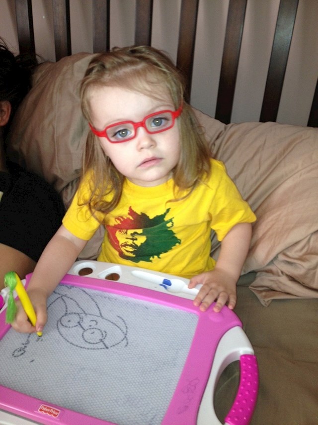 "Moja kćer je počela nositi naočale. Sad svaki lik kojeg crta također ima naočale"