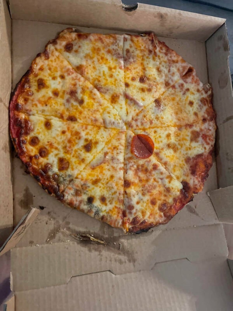 19. Naručili su pizzu s kulenom, a dobili ovo...