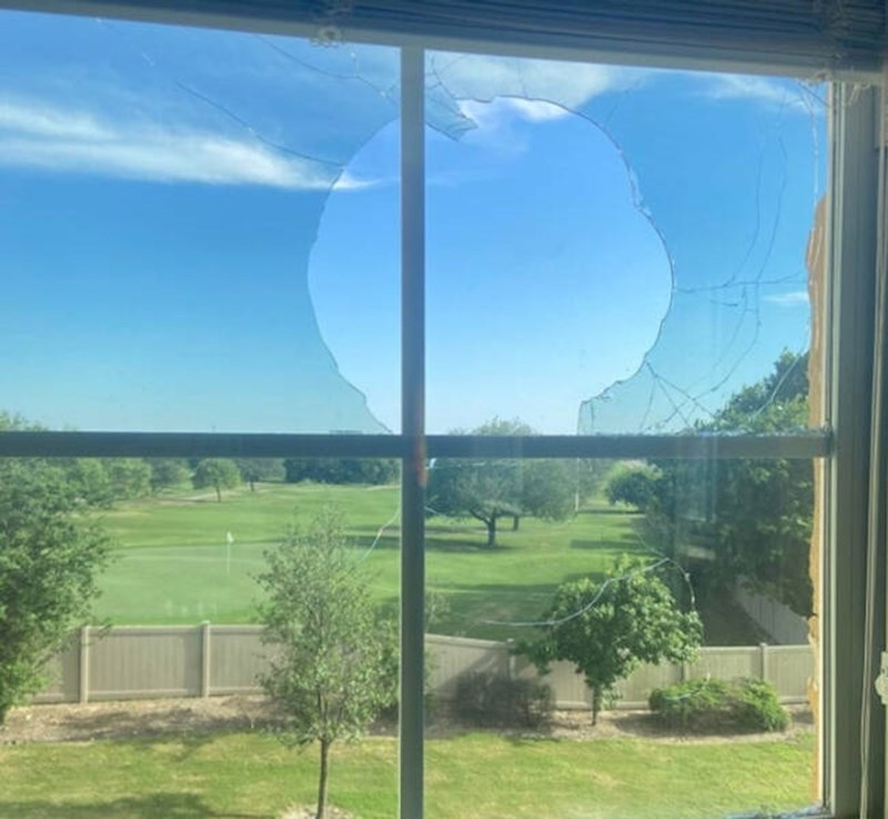 3. "Prednosti" života pored golf terena, žena je napisala da se ovo nije dogodilo prvi put