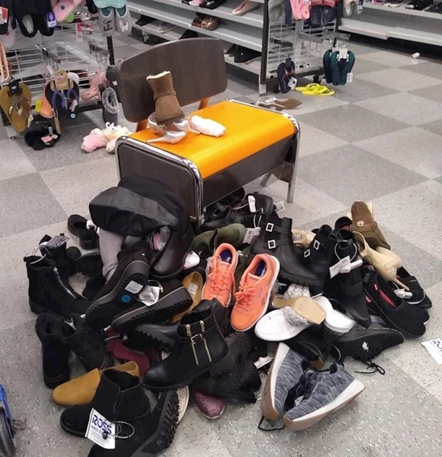 2. "Netko je u trgovini isprobao svu ovu obuću i samo otišao!"