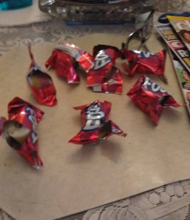 14. "Moja sestra je otvorila baš svaku čokoladicu kako bi probala kojeg su okusa. Ako joj se nisu svidjele samo ih vratila u paketić"