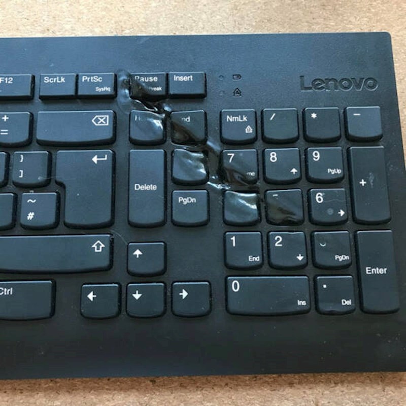 2. Sunčeve zrake su prodirale kroz prozor i rastopile mu tipkovnicu