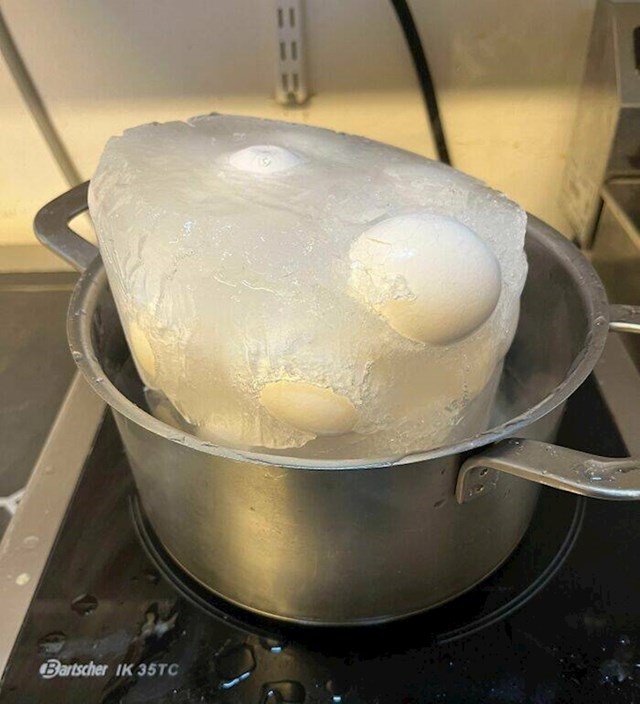 13. Muškarac stalno ostavlja kuhana jaja u zamrzivaču da se ohlade, a onda zaboravi na njih