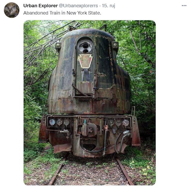 5. Stara lokomotiva u nekoj šumi u državi New York