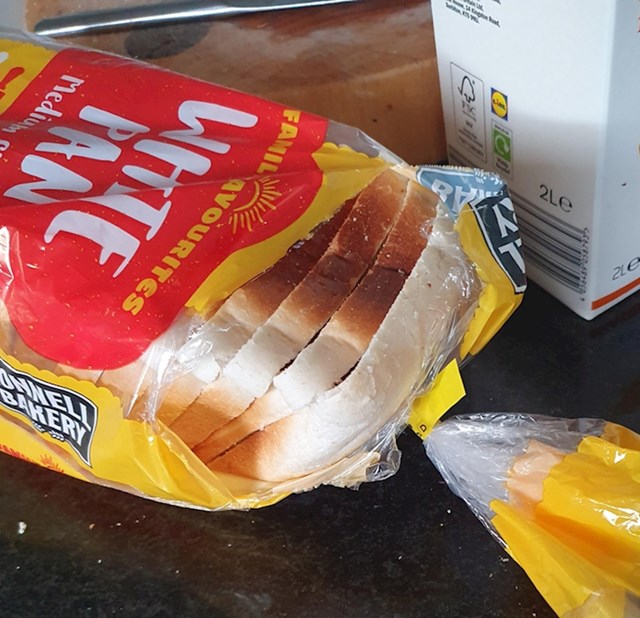 5. "Moja žena ovako otvori i ostavi kruh, onda se čudi kad se sve brzo posuši"