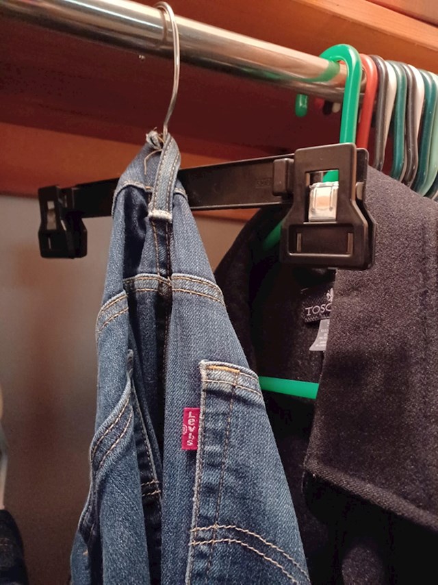 6. "Ovako on slaže svoje traperice na vješalicu za hlače..."