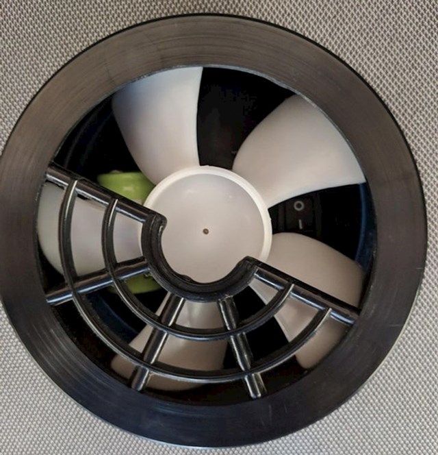 13. Gumb za paljenje ventilatora se nalazi iza ventilatora...