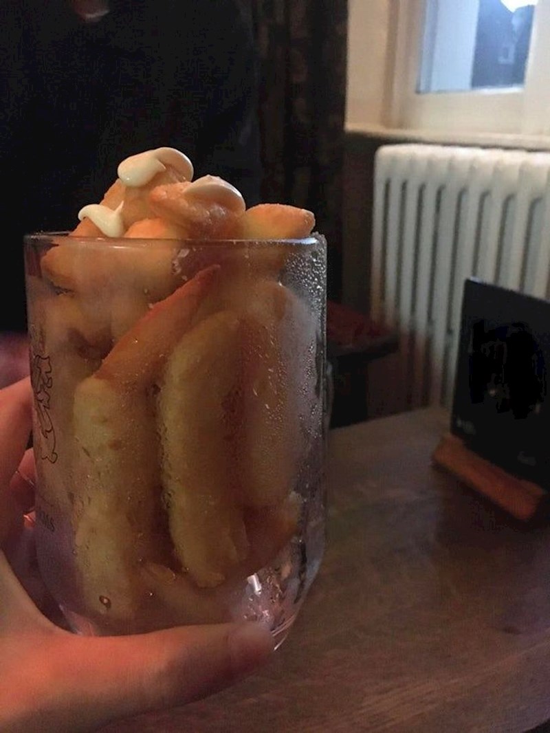 7. "Kako biste vi reagirali da vam netko posluži pomfrit u hladnoj čaši s ledom?"