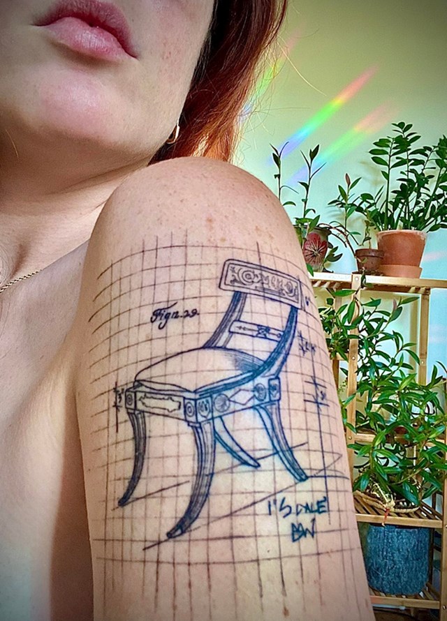Žena je odlučila tetovirati stolac kako bi odala čast ocu i strasti koju oboje gaje prema neoklasicističkom stilu
