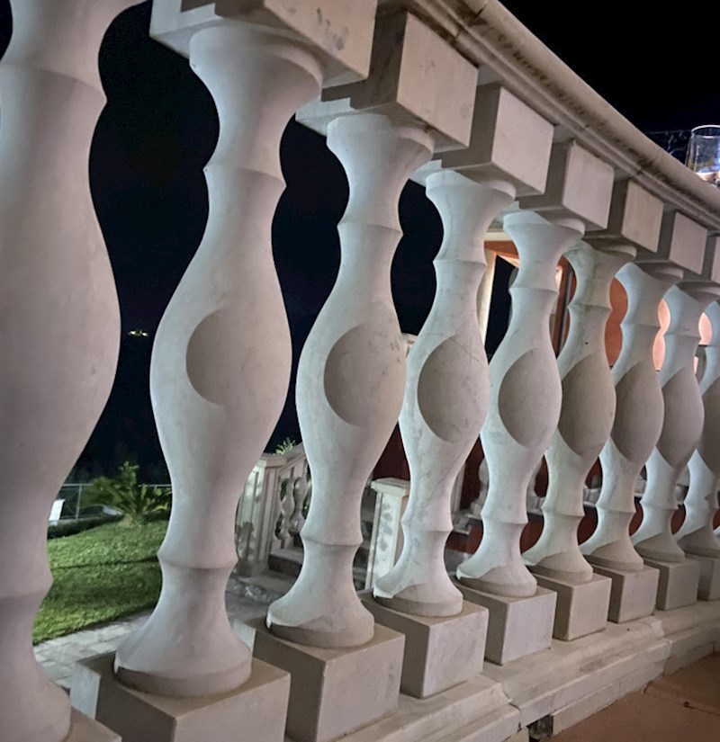 12. Ovi stupovi zbog sjene izgledaju šuplje