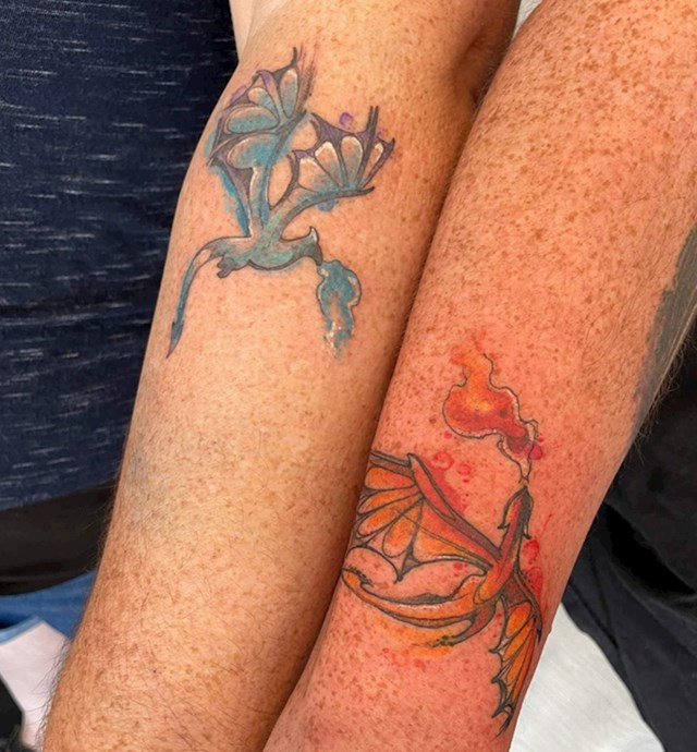 Par je odlučio napraviti tetovaže s istim motivom. Njegov je plavi, a njezin crveni zmaj