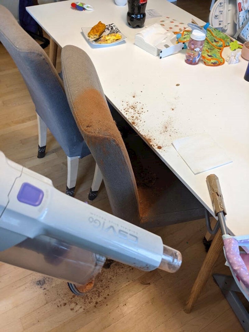 10. Ovoj ženi je dan od jutra loše započeo. Prosula je kakao, onda ga je išla usisati pa se usisivač otvorio i sve se rasulo po stolcima i ostatku blagovaonice