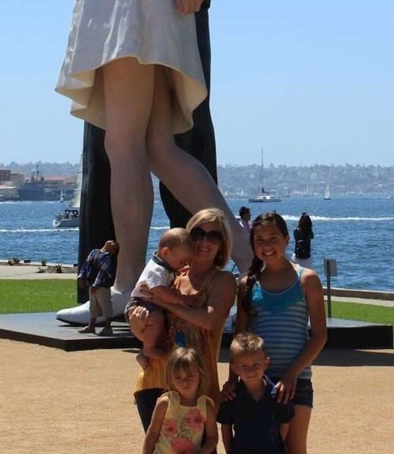 2. Odlučio je zaviriti pod suknju 😂