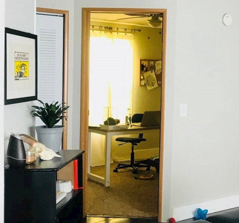 5. Susjedi su kuću obojili u žuto, ovako izgleda soba ove žene kada sunce obasjava tu kuću