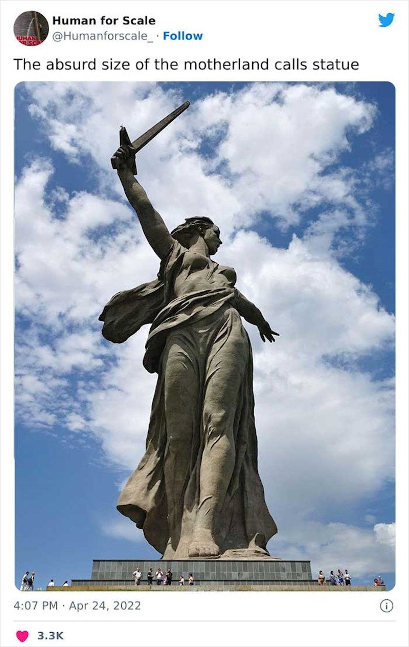 14. Posjetitelji u odnosu na spomenik žrtvama rata u Volgogradu u Rusiji