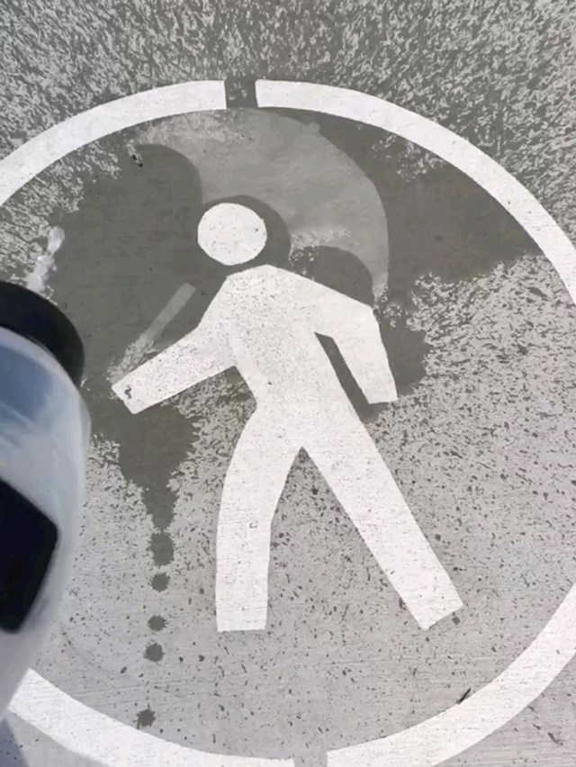 14. Ovaj znak na pločniku pokazuje kišobran kada se smoči