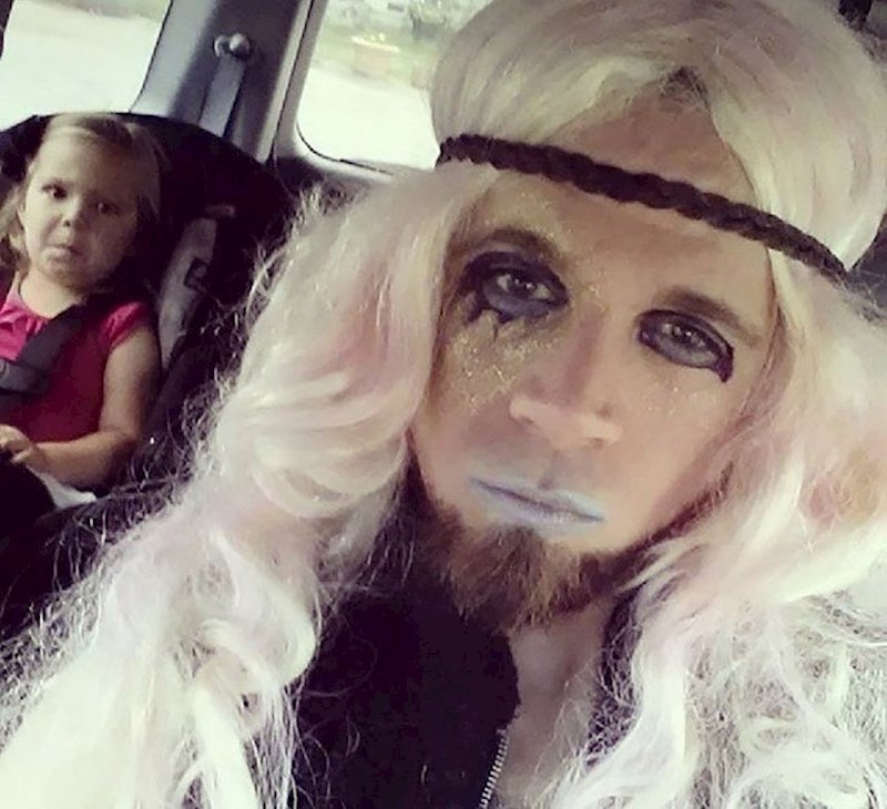 11. Djevojčica na stražnjem sjedalu 😂